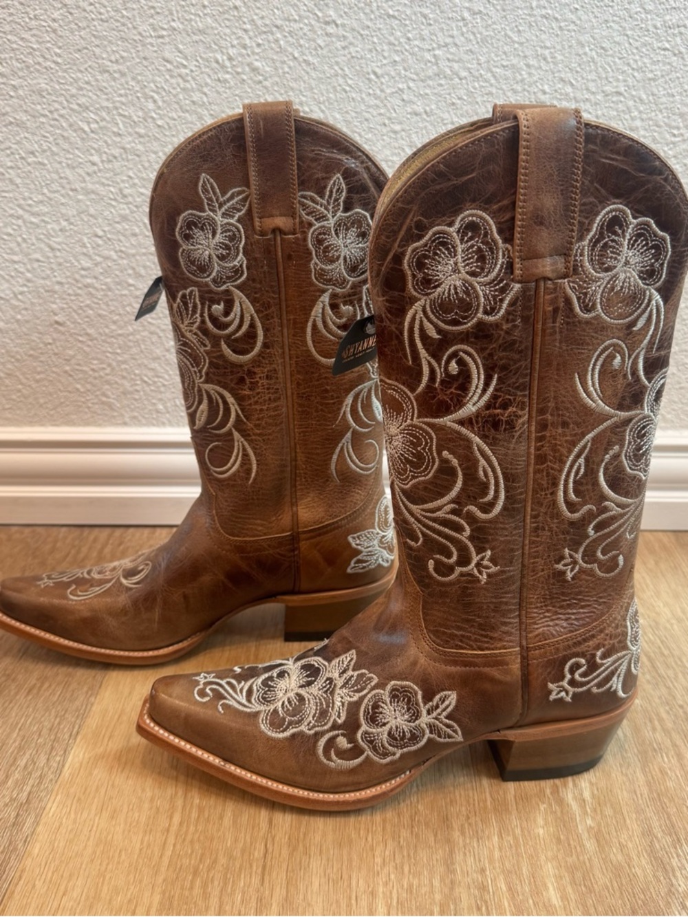 Brand new Shyanne Brown Western Lace-Up Embroidered Boots
